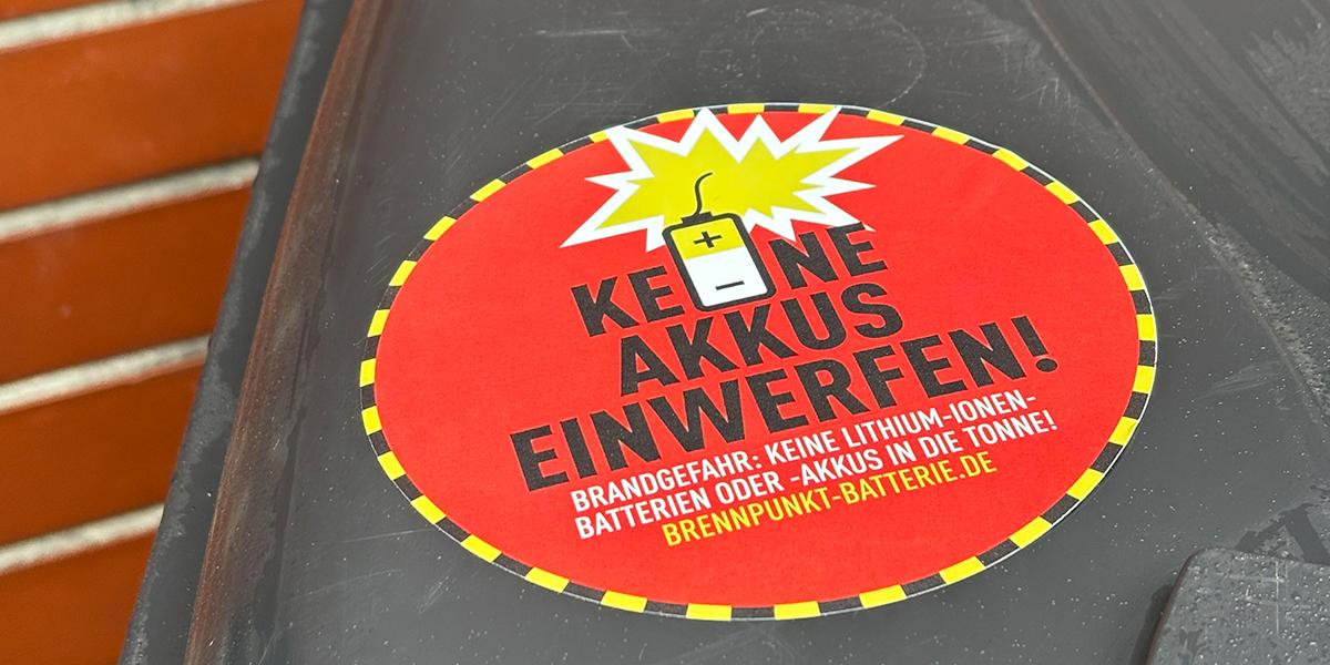 Warnaufkleber-Akkus Aufkleber für die Restmülltonne warnt vor falsche Entsorgung von Akkus und Batterien