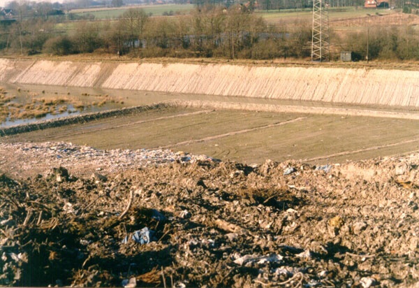 1988: Blick auf den Westrand der ehemaligen Tongrube und heutigen Deponie