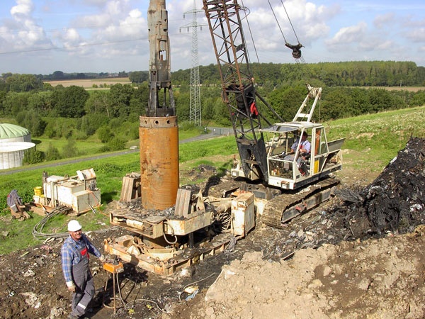 2004: Errichtung eines Gasbrunnens auf der Deponieoberfläche