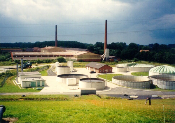 Das Blockheizkraftwerk (links) zur Verstromung des Deponiegases und die Sickerwasserbehandlungsanlage
