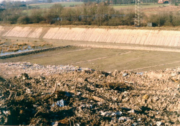 1988-blick-auf-den-westrand-der-ehemaligen-tongrube-und-heutigen-deponie 1