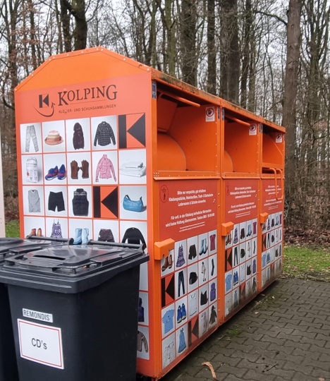 230306 Altkleidercontainer karitativ